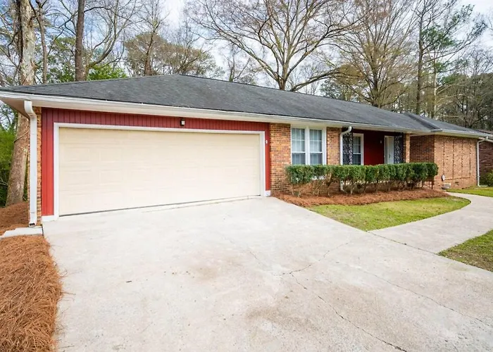 Spacious Family Home - Sleeps 8 - Garage