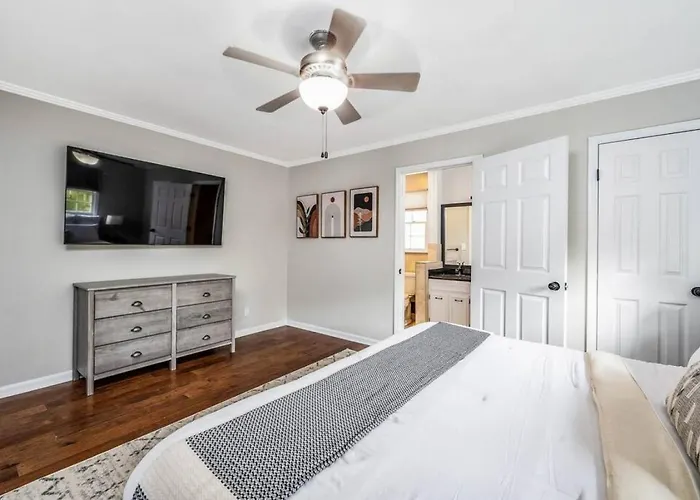 Spacious Family Home - Sleeps 8 - Garage